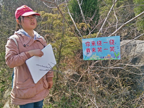 挂标语捡垃圾 倡导绿色出行--计算机学院开展学